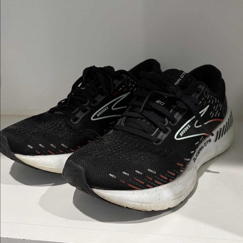 Brooks Black and White Athletic Shoes with Mesh Uppers 7.5 Women’s